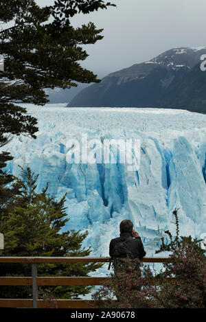 Bild einer Person, die die Gletscher in Perito Moreno, Patagonien Argentia, beobachtet Stockfoto