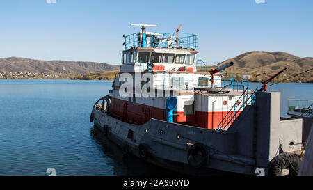 Kasachstan, ust-kamenogorsk - 4 Oktober, 2019. Rettungsdienst feuerlöschboot. Stockfoto