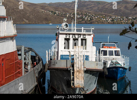 Kasachstan, ust-kamenogorsk - 4. Oktober 2019. Das Boot in den Hafen. Stockfoto