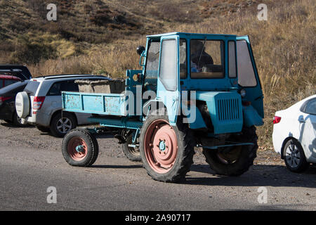 Kasachstan, ust-kamenogorsk - 4 Oktober, 2019. Alten Traktor auf der Straße. Stockfoto