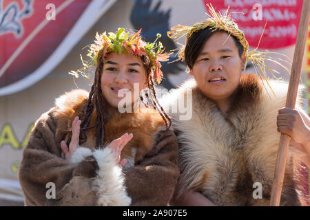 Paar Ausdruck Darsteller in traditioneller Kleidung aborigine der Halbinsel Kamtschatka. Itelmens nationalen Ritual Fest der Danksagung natur Alhala Stockfoto