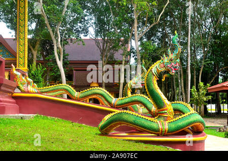 Ein Naga Bild auf der Treppe zu einem Tempel in den riesigen goldenen Chedi im Wat Mahathat Wachira Monkol in Ao Luek Provinz Krabi Thailand Asien Stockfoto