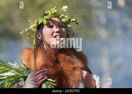 Ausdruck junge Frau in traditioneller Kleidung Ureinwohner von Kamchatka Halbinsel während Itelmens nationalen Ritual Fest der Danksagung Plätze Stockfoto