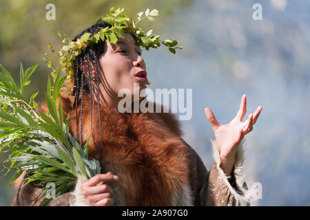 Ausdruck junge Frau in der Kleidung der Ureinwohner von Kamchatka Halbinsel während Itelmen nationalen Ritual Fest der Danksagung natur Alhalalalay. Kamch Stockfoto