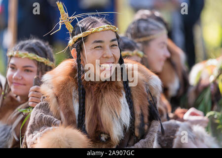 Portrait Ausdruck junge Frau in traditioneller Kleidung aborigine der Halbinsel Kamtschatka. Itelmens nationalen Ritual Fest der Danksagung natur Alh Stockfoto