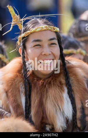 Itelmens nationalen Ritual Fest der Danksagung natur Alhalalalay. Porträt der jungen Frau in der Kleidung Indigene. Kamtschatka Regi Stockfoto