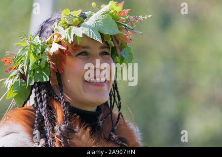 Portrait von lächelnden jungen Frau in der Kleidung aborigine der Halbinsel Kamtschatka. Itelmens nationalen Ritual Fest der Danksagung natur Alhalalalay. Ka Stockfoto