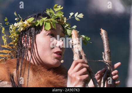 Itelmens traditionelle Ritual festival Thanksgiving natur Alhalalalay auf der Halbinsel Kamtschatka. Ausdruck junge Frau in Nationale Kleidung indigenen Pe Stockfoto