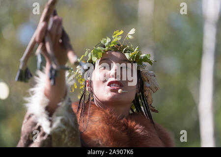 Itelmens nationalen Ritual Fest der Danksagung natur Alhalalalay. Ausdruck junge Frau in der Kleidung der Ureinwohner von Kamchatka Halbinsel während perf Stockfoto