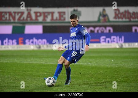 Karlsruhe, Deutschland. 11 Nov, 2019. 2. Fussball Bundesliga, Karlsruher SC - Erzgebirge Aue, 13. Spieltag im Wildparkstadion. Die Karlsruher Marvin Wanitzek. Credit: Uli Deck / dpa - WICHTIGER HINWEIS: In Übereinstimmung mit den Anforderungen der DFL Deutsche Fußball Liga oder der DFB Deutscher Fußball-Bund ist es untersagt, zu verwenden oder verwendet Fotos im Stadion und/oder das Spiel in Form von Bildern und/oder Videos - wie Foto Sequenzen getroffen haben./dpa/Alamy leben Nachrichten Stockfoto