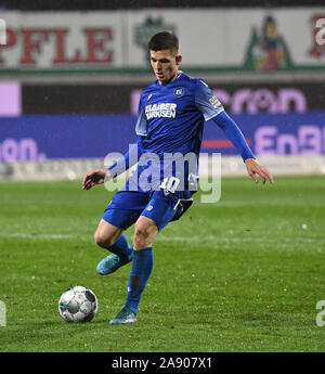 Karlsruhe, Deutschland. 11 Nov, 2019. 2. Fussball Bundesliga, Karlsruher SC - Erzgebirge Aue, 13. Spieltag im Wildparkstadion. Die Karlsruher Marvin Wanitzek. Credit: Uli Deck / dpa - WICHTIGER HINWEIS: In Übereinstimmung mit den Anforderungen der DFL Deutsche Fußball Liga oder der DFB Deutscher Fußball-Bund ist es untersagt, zu verwenden oder verwendet Fotos im Stadion und/oder das Spiel in Form von Bildern und/oder Videos - wie Foto Sequenzen getroffen haben./dpa/Alamy leben Nachrichten Stockfoto