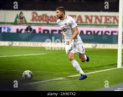 Karlsruhe, Deutschland. 11 Nov, 2019. 2. Fussball Bundesliga, Karlsruher SC - Erzgebirge Aue, 13. Spieltag im Wildparkstadion. Auer Marko Mihojevic. Credit: Uli Deck / dpa - WICHTIGER HINWEIS: In Übereinstimmung mit den Anforderungen der DFL Deutsche Fußball Liga oder der DFB Deutscher Fußball-Bund ist es untersagt, zu verwenden oder verwendet Fotos im Stadion und/oder das Spiel in Form von Bildern und/oder Videos - wie Foto Sequenzen getroffen haben./dpa/Alamy leben Nachrichten Stockfoto