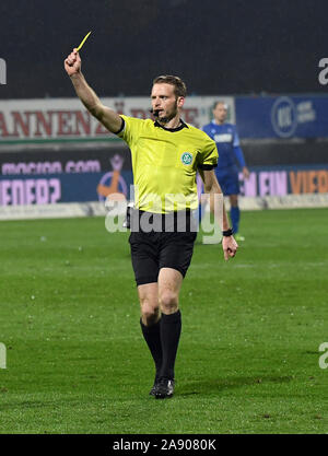 Karlsruhe, Deutschland. 11 Nov, 2019. 2. Fussball Bundesliga, Karlsruher SC - Erzgebirge Aue, 13. Spieltag im Wildparkstadion. Schiedsrichter Sven Waschitzki. Credit: Uli Deck / dpa - WICHTIGER HINWEIS: In Übereinstimmung mit den Anforderungen der DFL Deutsche Fußball Liga oder der DFB Deutscher Fußball-Bund ist es untersagt, zu verwenden oder verwendet Fotos im Stadion und/oder das Spiel in Form von Bildern und/oder Videos - wie Foto Sequenzen getroffen haben./dpa/Alamy leben Nachrichten Stockfoto