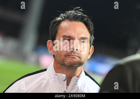 Karlsruhe, Deutschland. 11 Nov, 2019. 2. Fussball Bundesliga, Karlsruher SC - Erzgebirge Aue, 13. Spieltag im Wildparkstadion. Auer Trainer Dirk Schuster. Credit: Uli Deck / dpa - WICHTIGER HINWEIS: In Übereinstimmung mit den Anforderungen der DFL Deutsche Fußball Liga oder der DFB Deutscher Fußball-Bund ist es untersagt, zu verwenden oder verwendet Fotos im Stadion und/oder das Spiel in Form von Bildern und/oder Videos - wie Foto Sequenzen getroffen haben./dpa/Alamy leben Nachrichten Stockfoto