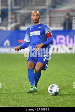 Karlsruhe, Deutschland. 11 Nov, 2019. 2. Fussball Bundesliga, Karlsruher SC - Erzgebirge Aue, 13. Spieltag im Wildparkstadion. Die Karlsruher David Pisot. Credit: Uli Deck / dpa - WICHTIGER HINWEIS: In Übereinstimmung mit den Anforderungen der DFL Deutsche Fußball Liga oder der DFB Deutscher Fußball-Bund ist es untersagt, zu verwenden oder verwendet Fotos im Stadion und/oder das Spiel in Form von Bildern und/oder Videos - wie Foto Sequenzen getroffen haben./dpa/Alamy leben Nachrichten Stockfoto