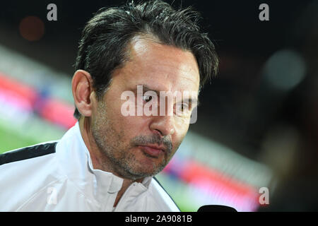 Karlsruhe, Deutschland. 11 Nov, 2019. 2. Fussball Bundesliga, Karlsruher SC - Erzgebirge Aue, 13. Spieltag im Wildparkstadion. Auer Trainer Dirk Schuster. Credit: Uli Deck / dpa - WICHTIGER HINWEIS: In Übereinstimmung mit den Anforderungen der DFL Deutsche Fußball Liga oder der DFB Deutscher Fußball-Bund ist es untersagt, zu verwenden oder verwendet Fotos im Stadion und/oder das Spiel in Form von Bildern und/oder Videos - wie Foto Sequenzen getroffen haben./dpa/Alamy leben Nachrichten Stockfoto