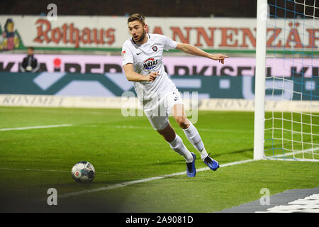 Karlsruhe, Deutschland. 11 Nov, 2019. 2. Fussball Bundesliga, Karlsruher SC - Erzgebirge Aue, 13. Spieltag im Wildparkstadion. Auer Marko Mihojevic. Credit: Uli Deck / dpa - WICHTIGER HINWEIS: In Übereinstimmung mit den Anforderungen der DFL Deutsche Fußball Liga oder der DFB Deutscher Fußball-Bund ist es untersagt, zu verwenden oder verwendet Fotos im Stadion und/oder das Spiel in Form von Bildern und/oder Videos - wie Foto Sequenzen getroffen haben./dpa/Alamy leben Nachrichten Stockfoto