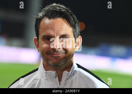 Karlsruhe, Deutschland. 11 Nov, 2019. 2. Fussball Bundesliga, Karlsruher SC - Erzgebirge Aue, 13. Spieltag im Wildparkstadion. Auer Trainer Dirk Schuster. Credit: Uli Deck / dpa - WICHTIGER HINWEIS: In Übereinstimmung mit den Anforderungen der DFL Deutsche Fußball Liga oder der DFB Deutscher Fußball-Bund ist es untersagt, zu verwenden oder verwendet Fotos im Stadion und/oder das Spiel in Form von Bildern und/oder Videos - wie Foto Sequenzen getroffen haben./dpa/Alamy leben Nachrichten Stockfoto