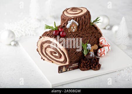 Weihnachten Yule Kuchen mit essbaren süsse Pilze anmelden und Tannenzapfen Stockfoto