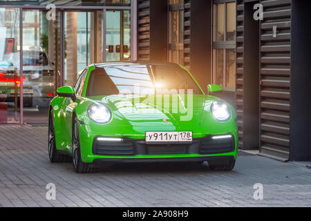 Auftanken für Elektroautos e-Mobilität grüne Porsche 911. Russland. Sankt Petersburg. 28. Oktober 2019 Stockfoto