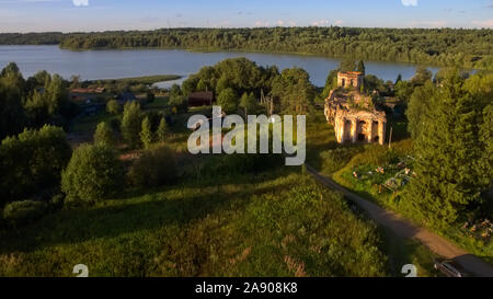 Blick von oben auf die zerstörte Kirche der Seligen Jungfrau Maria (1825-1836) in der Ortschaft Korotsko. Russland, Novgorod Stockfoto