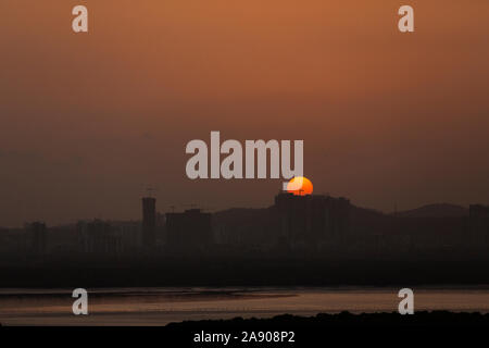 Sonnenuntergang über Powai Skyline von Navi Mumbai, Maharashtra, Indien Stockfoto