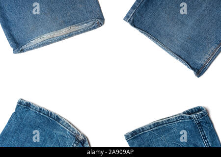 Verschiedene Stücke der blauen Jeans auf einem weißen Hintergrund. Die Kombination aus Stoff und leeren Raum. Bereit für Designer. Stockfoto