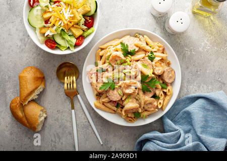 Cajun Shrimp und Wurst Nudeln in eine Schüssel geben. Stockfoto