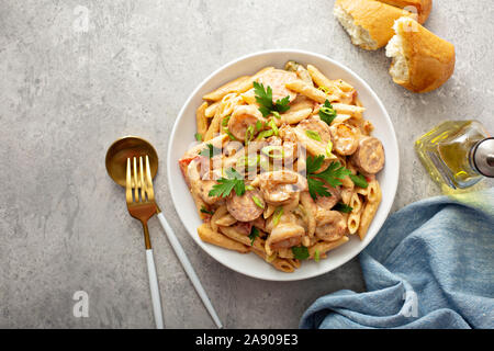 Cajun Shrimp und Wurst Nudeln in eine Schüssel geben. Stockfoto