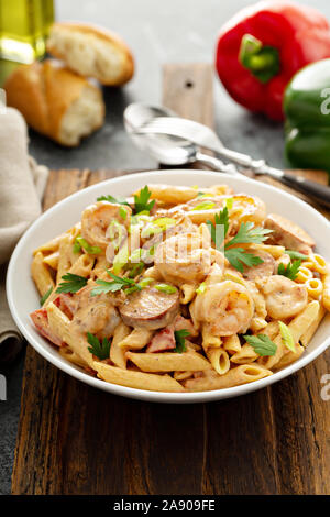 Cajun Shrimp und Wurst Nudeln in eine Schüssel geben. Stockfoto