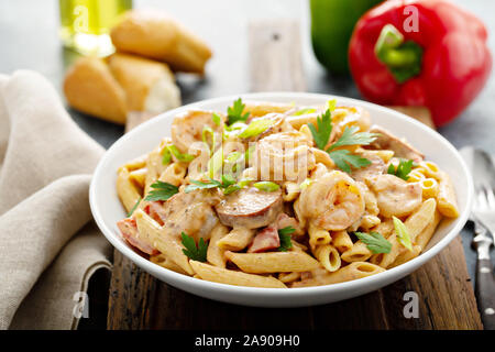 Cajun Shrimp und Wurst Nudeln in eine Schüssel geben. Stockfoto