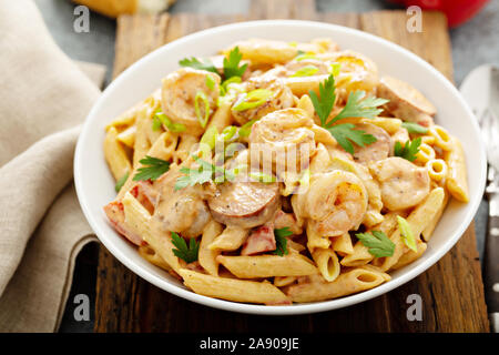 Cajun Shrimp und Wurst Nudeln in eine Schüssel geben. Stockfoto