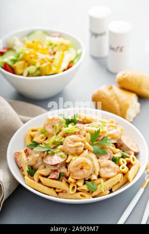 Cajun Shrimp und Wurst Nudeln in eine Schüssel geben. Stockfoto