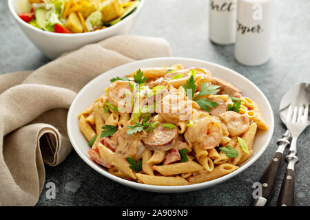 Cajun Shrimp und Wurst Nudeln in eine Schüssel geben. Stockfoto