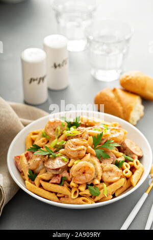 Cajun Shrimp und Wurst Nudeln in eine Schüssel geben. Stockfoto