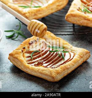 Blätterteiggebäcke mit dünn geschnittene Birne, Rosmarin und Honig, Herbst saisonbedingte Dessert Stockfoto