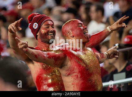 Santa Clara, CA, USA. 11 Nov, 2019. San Francisco 49ers Fans jubeln das Team während eines Spiels auf das Levi's Stadion am Montag, dem 11. November, 2019 in Santa Clara. Credit: Paul Kitagaki jr./ZUMA Draht/Alamy leben Nachrichten Stockfoto