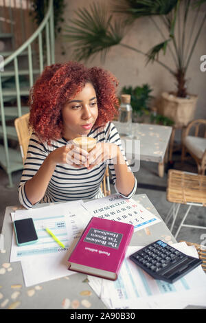 Blick von oben auf die junge geschäftsfrau Kaffeepause genießen. Stockfoto