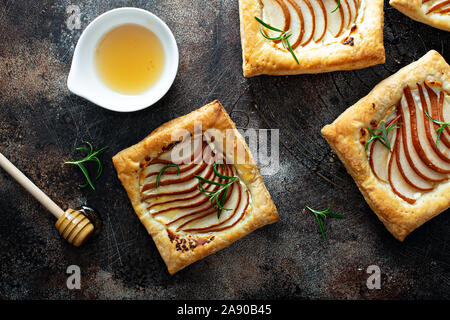 Blätterteiggebäcke mit dünn geschnittene Birne, Rosmarin und Honig, Herbst saisonbedingte Dessert Stockfoto