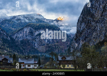 Berg durch die aufgehende Sonne in Berge rund um Hallstatt Stadt beleuchtet, Österreich Stockfoto