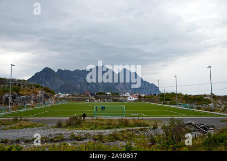 Fußballplatz in Henningsvær, Lofoten, keineswegs abträgig Stockfoto