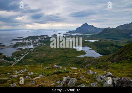 Blick auf Svolvae, Lofoten aus Tjeldbergtind Stockfoto