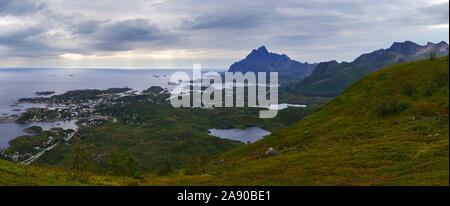 Blick auf Svolvae, Lofoten aus Tjeldbergtind Stockfoto