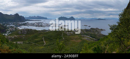 Blick auf Svolvae, Lofoten aus Tjeldbergtind Stockfoto