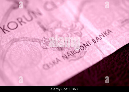 Fragment eines tschechischen Banknote in hundert Kronen Nahaufnahme. Geld Hintergrund rosa Farbe getönt Stockfoto