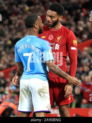 Foto vom 10-11-2019 von Liverpools Joe Gomez (rechts) und Manchester City Raheem Sterling Zusammentreffen während der Premier League Match in Liverpool, Liverpool. Stockfoto