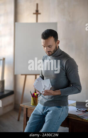 Interior Designer Jeans in der Nähe von Tabelle Stockfoto