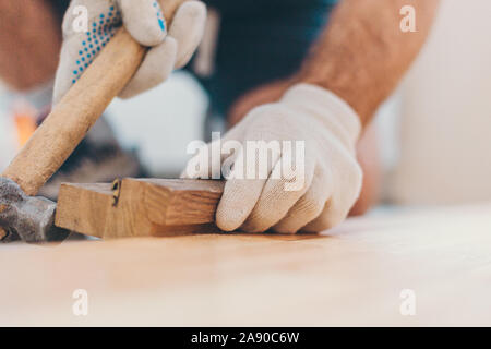 Der master installiert gekonnt Parkett- fußboden-Arbeit während der Schlichten Stockfoto