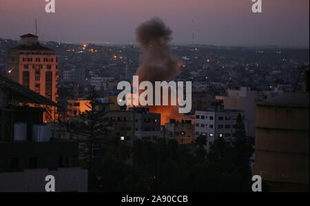 Gaza, Gazastreifen, palästinensischen Gebiet. 12 Nov, 2019. Rauch steigt nach einem israelischen Angriff in Gaza Stadt am November 12, 2019 Kreditkarten: Ashraf Amra/APA-Images/ZUMA Draht/Alamy leben Nachrichten Stockfoto