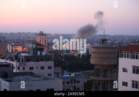 Gaza, Gazastreifen, palästinensischen Gebiet. 12 Nov, 2019. Rauch steigt nach einem israelischen Angriff in Gaza Stadt am November 12, 2019 Kreditkarten: Ashraf Amra/APA-Images/ZUMA Draht/Alamy leben Nachrichten Stockfoto